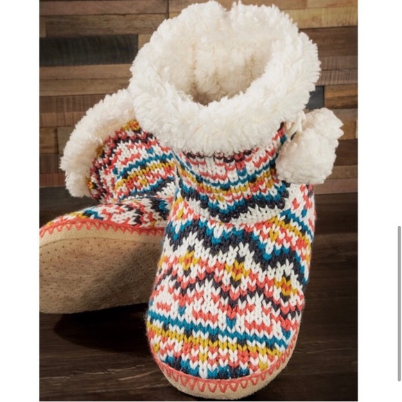 LAST PAIR: Hand knitted women’s comfy soft faux Sherpa lined Pom slipper boots - Picture 3 of 5